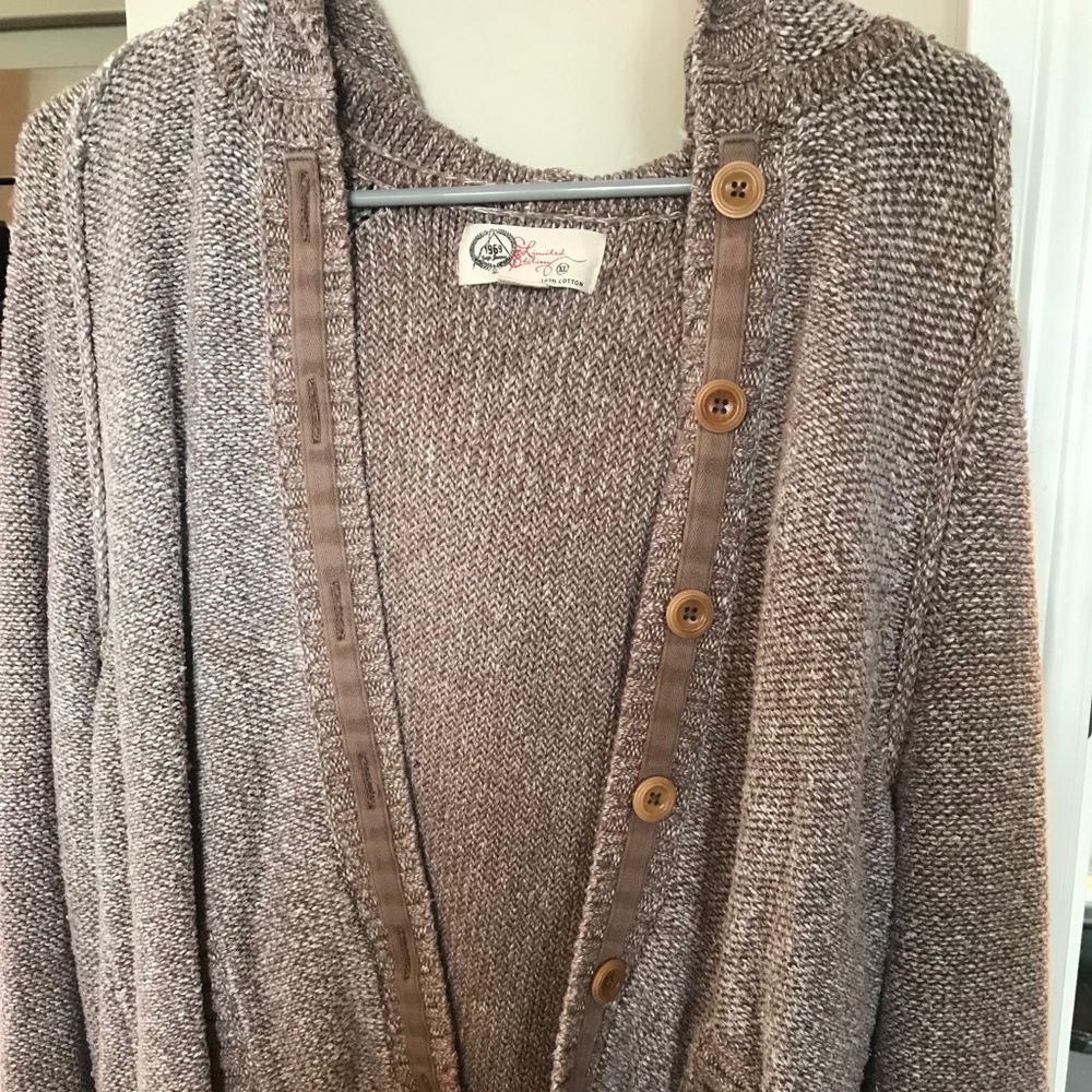 XL woman’s tan cardigan